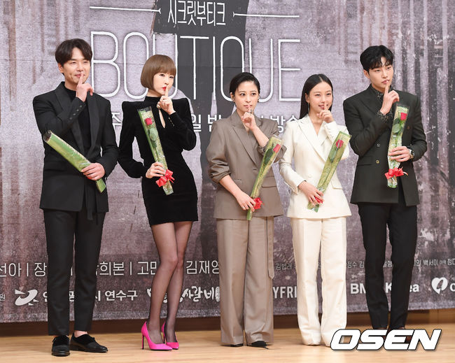 배우 김태훈, 김선아, 박희본, 고민서, 김재영이 포토타임을 갖고 있다./youngrae@osen.co.kr