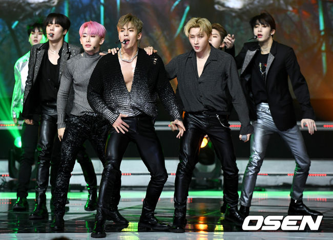그룹 몬스타엑스가 6일 오후 경기도 고양시 장항동 MBC드림센터에서 열린 MBC뮤직 생방송 '쇼 챔피언' 무대를 펼치고 있다. /dreamer@osen.co.kr