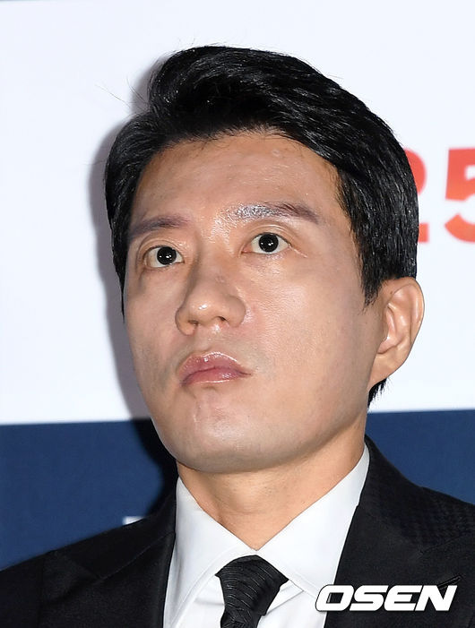 18일 오후 서울 용산구 CGV 용산아이파크몰에서 영화 '장사리 : 잊혀진 영웅들' 언론시사회가 열렸다.  '장사리 : 잊혀진 영웅들'은 평균나이 17세, 훈련기간 단 2주. 역사에 숨겨진 772명 학도병들이 인천상륙작전을 성공시키기 위해 투입됐던 장사상륙작전을 그린 작품으로 오는 25일 개봉한다.  배우 김명민이 취재진의 질문을 듣고 있다. /sunday@osen.co.kr