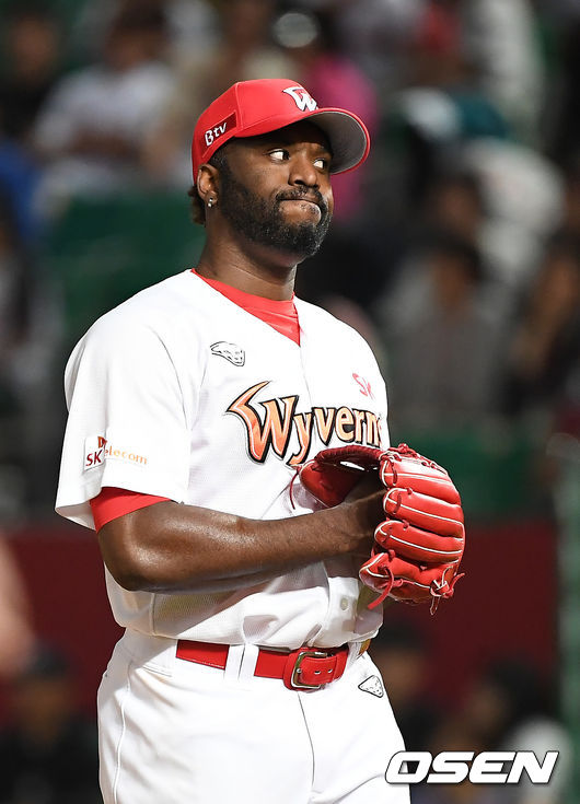 18일 오후 인천 SK 행복드림구장에서 '2019 신한은행 마이카 KBO리그' SK 와이번스와 NC 다이노스 경기가 열렸다.  4회초 2사 2루 SK 소사가 NC 스몰린스키가 투런 홈런을 허용한 뒤 아쉬워하고 있다. /youngrae@osen.co.kr