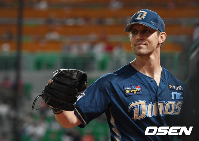 18일 오후 인천 SK 행복드림구장에서 '2019 신한은행 마이카 KBO리그' SK 와이번스와 NC 다이노스 경기가 열렸다. 8회말 이닝을 마친 NC 프리드릭이 야수들과 글러브 터치를 하고 있다. /youngrae@osen.co.kr