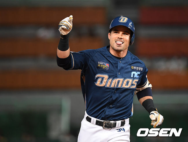 18일 오후 인천 SK 행복드림구장에서 '2019 신한은행 마이카 KBO리그' SK 와이번스와 NC 다이노스 경기가 열렸다. 4회초 2사 2루 NC 스몰린스키가 투런 홈런을 때린 뒤 베이스를 돌고 있다. /youngrae@osen.co.kr