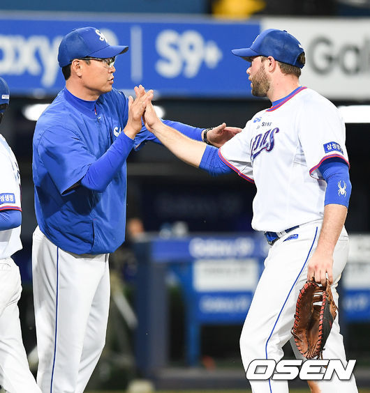 김한수 감독과 다린 러프 / soul1014@osen.co.kr