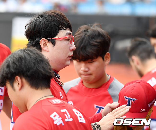 KIA 선발 양현종이 덕아웃으로 들어오며 동료들과 하이파이브를 하고 있다./rumi@osen.co.kr