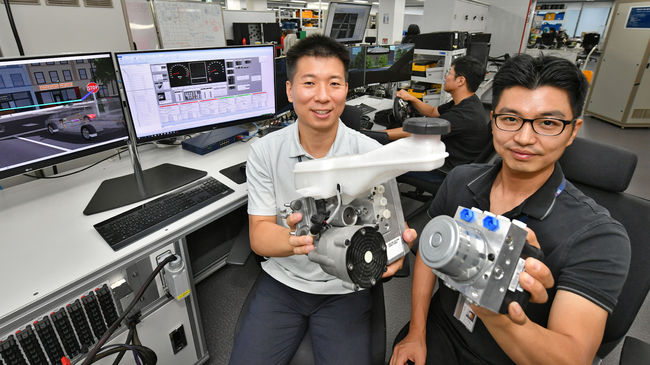 양산 사례가 없는 신개념 제동장치를 개발한 현대모비스 연구원들이 ‘리던던시 브레이크 시스템’을 선보이고 있다. 