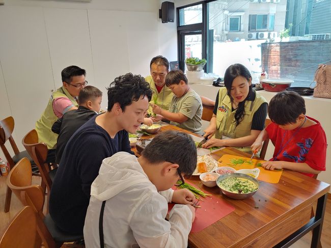 [사진] 18일 은평구 서울혁신파크에서 ‘글로벌 식탁으로의 초대’ 봉사활동을 펼치고 있는 케이토토 임직원들과 다문화가정 아이들 / 케이토토 제공