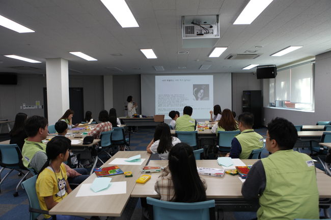 [사진 다문화가정 아이들과 함께 지도책만들기 봉사활동을 펼치고 있는 케이토토 임직원 / 케이토토 제공