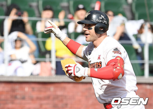 2회말 1사 SK 로맥이 동점 솔로 홈런을 때려낸 뒤 기뻐하고 있다. /youngrae@osen.co.kr