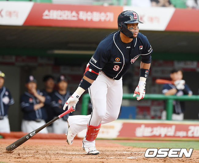 9회초 1사 두산 페르난데스가 안타를 때려내고 있다. /youngrae@osen.co.kr