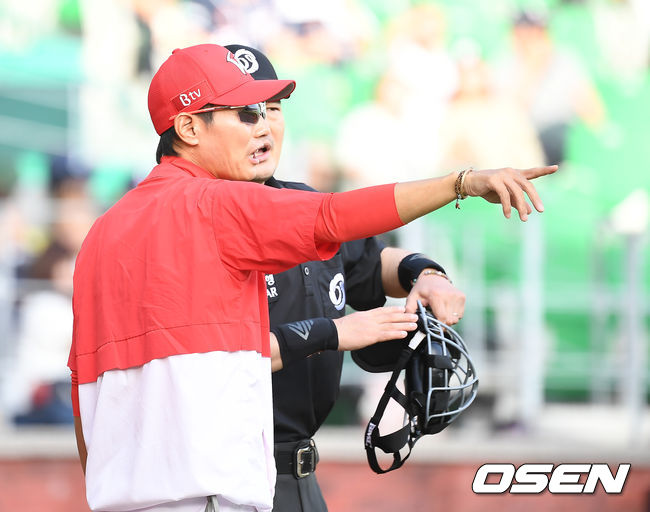 4회말 무사 1,2루 SK 염경엽 감독이 정의윤의 투수 앞 땅볼때 주심의 스리피트 선언에 비디오판독을 요청하고 있다. /youngrae@osen.co.kr