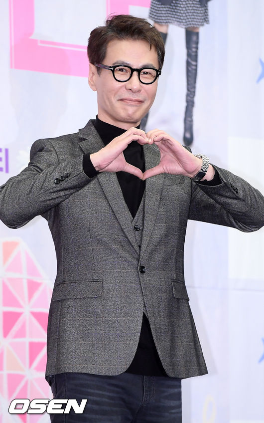 19일 오후 서울 마포구 상암동 스탠포드호텔 서울 그랜드볼룸에서 XtvN ‘노래에 반하다’ 제작발표회가 열렸다.  윤상이 무대 위에서 포즈를 취하고 있다./ rumi@osen.co.kr