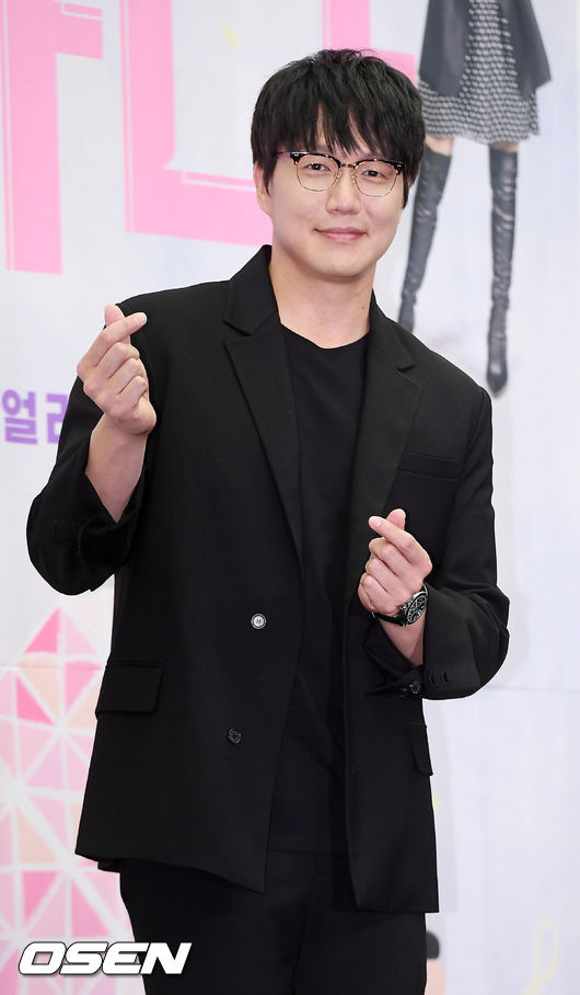 19일 오후 서울 마포구 상암동 스탠포드호텔 서울 그랜드볼룸에서 XtvN ‘노래에 반하다’ 제작발표회가 열렸다.  성시경이 무대 위에서 포즈를 취하고 있다./ rumi@osen.co.kr