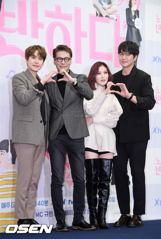 19일 오후 서울 마포구 상암동 스탠포드호텔 서울 그랜드볼룸에서 XtvN ‘노래에 반하다’ 제작발표회가 열렸다.  규현, 윤상, 거미, 성시경이 무대 위에서 포즈를 취하고 있다./ rumi@osen.co.kr