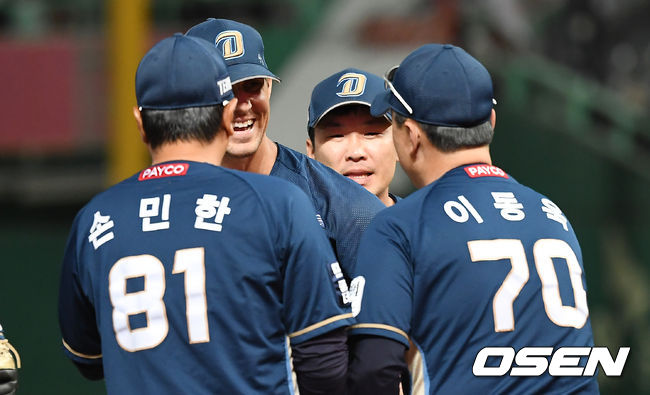 NC 다이노스가 갈 길 바쁜 SK 와이번스의 발목을 잡고 5위 자리를 다시 한 번 찜했다. 대체 외국인 선수인 크리스천 프리드릭, 제이크 스몰린스키가 투타에서 주인공이었다.  NC는 18일 인천 SK 행복드림구장에서 열린 ‘2019 신한은행 MY CAR KBO리그’ 정규리그 SK 와이번스와의 경기에서 6-0 완승을 거뒀다.  완봉승을 거둔 NC 프리드릭이 이동욱 감독과 기뻐하고 있다. /youngrae@osen.co.kr