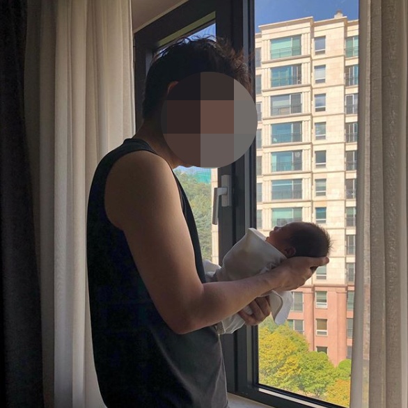 [사진=알리 SNS] 가수 알리가 남편과 첫 아들의 모습이 담긴 근황 사진을 공개했다.