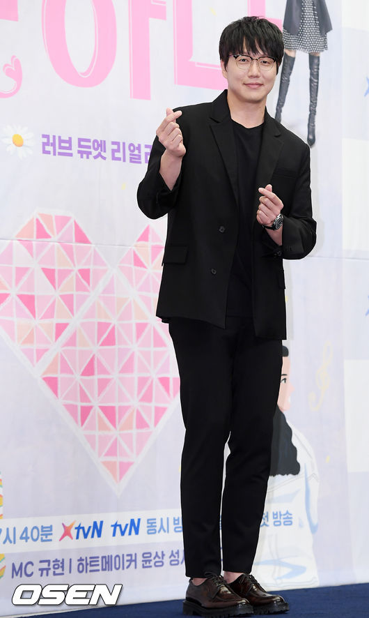 19일 오후 서울 마포구 상암동 스탠포드호텔 서울 그랜드볼룸에서 XtvN ‘노래에 반하다’ 제작발표회가 열렸다.  성시경이 무대 위에서 포즈를 취하고 있다./ rumi@osen.co.kr