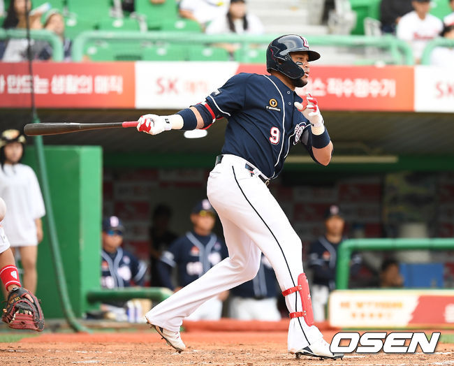 19일 오후 인천 SK 행복드림구장에서 '2019 신한은행 마이카 KBO리그' SK 와이번스와 두산 베어스의 더블헤더 1차전이 열렸다.7회초 1사 두산 페르난데스가 안타를 때려내고 있다. /youngrae@osen.co.kr