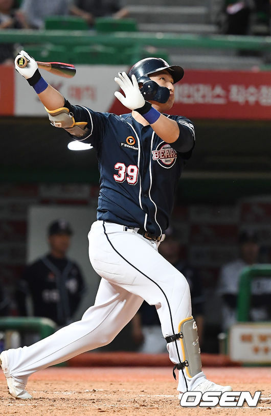 2회초 2사 두산 김인태가 솔로 홈런을 때려내고 있다. /youngrae@osen.co.kr