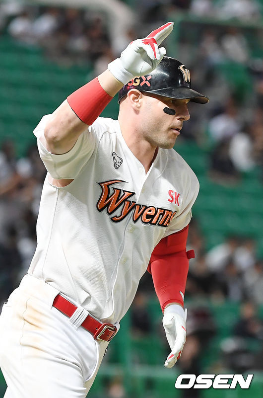 2회말 1사 SK 로맥이 동점 솔로 홈런을 때려낸 뒤 세레머니를 하고 있다. /youngrae@osen.co.kr