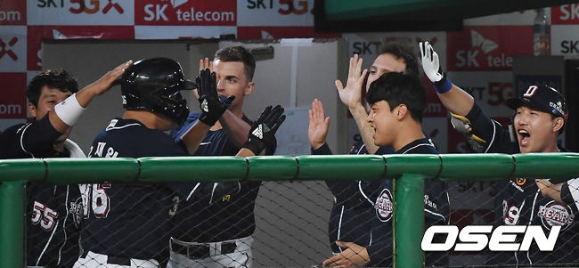 8회초 1사 1루 두산 오재일이 SK 김태훈에게 역전 투런 홈런을 때린 뒤 동료들과 기뻐하고 있다. /youngrae@osen.co.kr