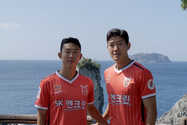 [사진]윤빛가람(왼쪽)과 백동규가 제주도 명소인 '외돌개'에 섰다. /제주 유나이티드 제공
