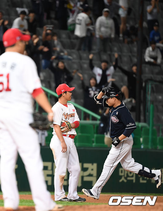 8회초 1사 1루 두산 오재일이 SK 김태훈에게 역전 투런 홈런을 때린 뒤 베이스를 돌고 있다. /youngrae@osen.co.kr
