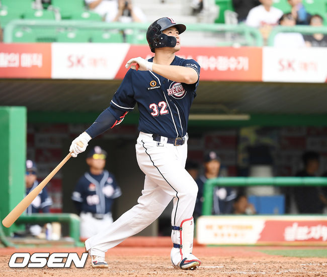 19일 인천 SK 행복드림구장에서 '2019 신한은행 마이카 KBO리그' SK 와이번스와 두산 베어스의 더블헤더 1차전이 열렸다. 5회초 1사 두산 김재환이 솔로 홈런을 때려내고 있다. /youngrae@osen.co.kr