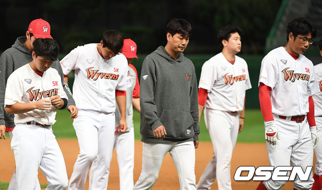 선두 SK가 두산과의 더블헤더를 모두 패했다.두산은 19일 인천SK행복드림구장에서 열린 2019 신한은행 MY CAR KBO리그 SK 와이번스와의 더블헤더 2차전에서 완투승을 거둔 이영하의 호투에 힘입어 7-3으로 승리했다.역전패를 당한 SK 선수들이 그라운드를 나서고 있다. /youngrae@osen.co.kr