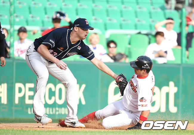 19일 오후 인천 SK 행복드림구장에서 '2019 신한은행 마이카 KBO리그' SK 와이번스와 두산 베어스의 더블헤더 1차전이 열렸다.5회말 무사 2루 두산 후랭코프가 고종욱의 투수 앞 땅볼때 런다운에 걸린 노수광을 아웃시키고 있다. /youngrae@osen.co.kr