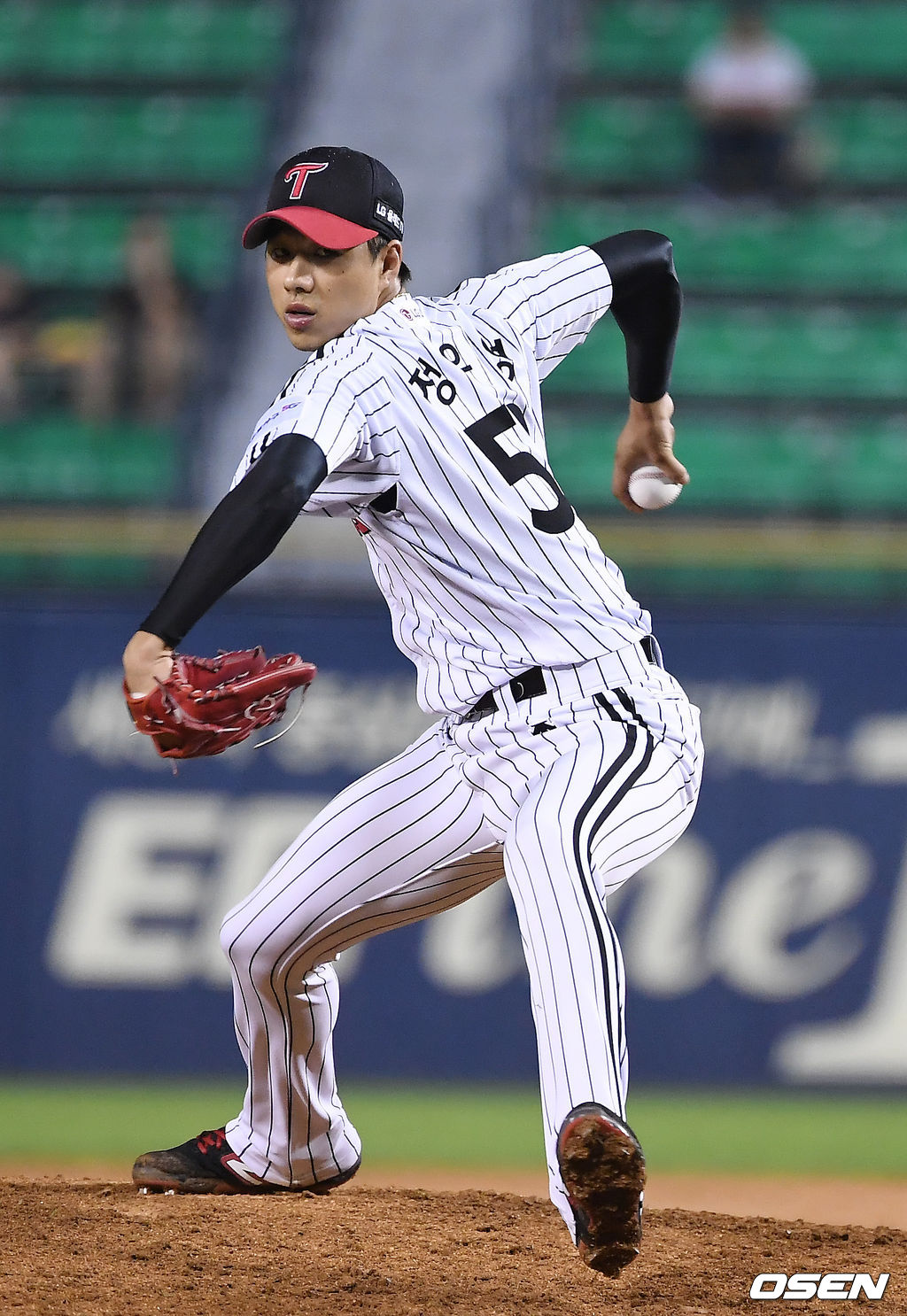 8회초 LG 정우영이 역투하고 있다. /youngrae@osen.co.kr