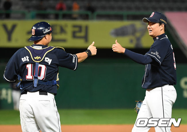 선두 SK가 두산과의 더블헤더를 모두 패했다.두산은 19일 인천SK행복드림구장에서 열린 2019 신한은행 MY CAR KBO리그 SK 와이번스와의 더블헤더 2차전에서 완투승을 거둔 이영하의 호투에 힘입어 7-3으로 승리했다.승리거둔 두산 이영하와 박세혁이 기뻐하고 있다. /youngrae@osen.co.kr