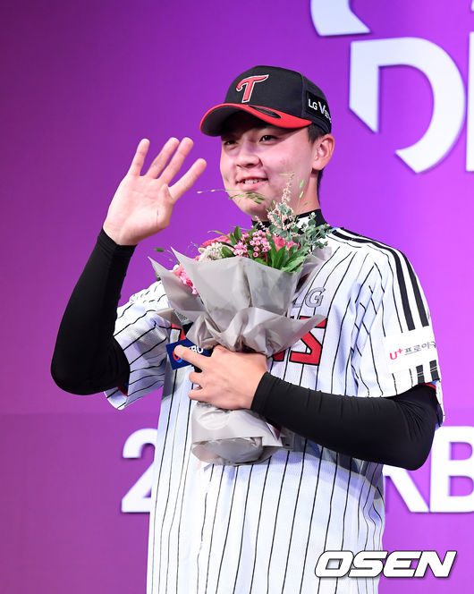 1차 지명된 LG트윈스 이민호(휘문고)가 인터뷰를 하고 있다. /jpnews@osen.co.kr