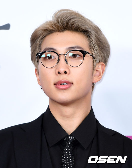 26일 오후 서울 종로구 세종문화회관 대극장에서 ‘제6회 이데일리 문화대상’ 포토월 행사가 진행됐다.그룹 방탄소년단 RM이 포토타임을 갖고 있다./sunday@osen.co.kr