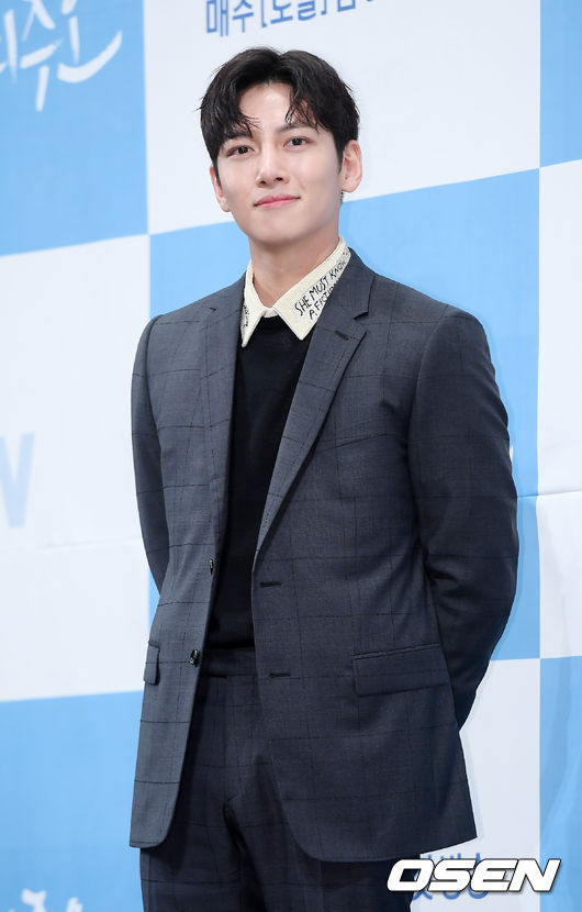 20일 오후 서울 강남구 논현동 임피리얼 팰리스 서울 셀리나홀에서 tvN 새 토일드라마 '날 녹여주오' 제작발표회가 열렸다.  배우 지창욱이 입장하며 포즈를 취하고 있다. /rumi@osen.co.kr