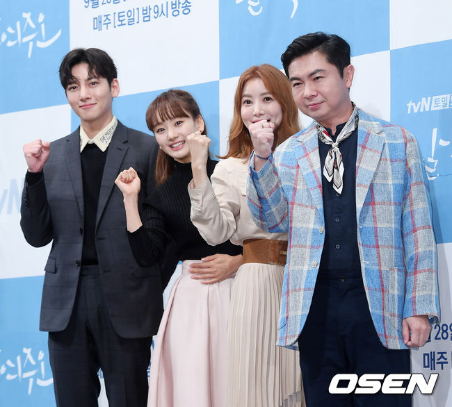 20일 오후 서울 강남구 논현동 임피리얼 팰리스 서울 셀리나홀에서 tvN 새 토일드라마 '날 녹여주오' 제작발표회가 열렸다.  배우 지창욱과 원진아, 윤세아, 임원희가 포즈를 취하고 있다. /rumi@osen.co.kr