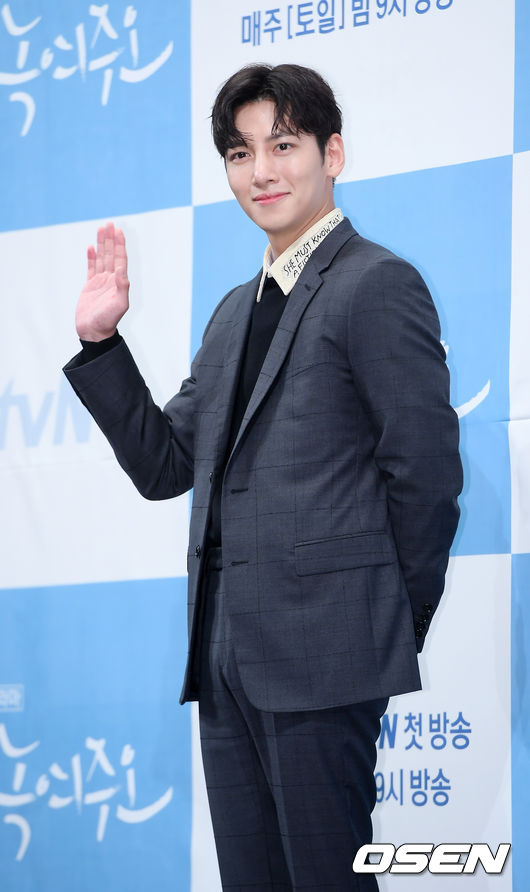 20일 오후 서울 강남구 논현동 임피리얼 팰리스 서울 셀리나홀에서 tvN 새 토일드라마 '날 녹여주오' 제작발표회가 열렸다.  배우 지창욱이 무대 위에서 포즈를 취하고 있다. /rumi@osen.co.kr