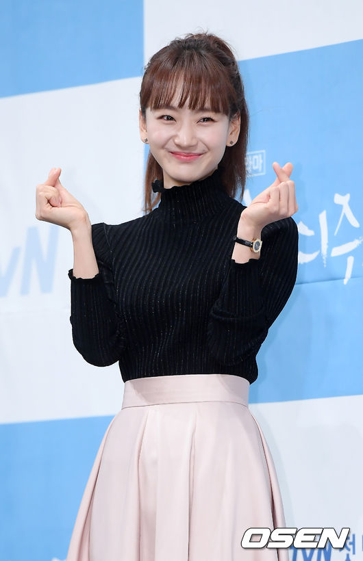 20일 오후 서울 강남구 논현동 임피리얼 팰리스 서울 셀리나홀에서 tvN 새 토일드라마 '날 녹여주오' 제작발표회가 열렸다.  배우 원진아가 입장하며 포즈를 취하고 있다. /rumi@osen.co.kr