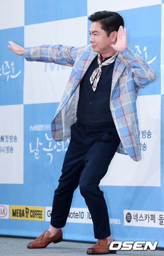 20일 오후 서울 강남구 논현동 임피리얼 팰리스 서울 셀리나홀에서 tvN 새 토일드라마 '날 녹여주오' 제작발표회가 열렸다.  배우 임원희가 입장하며 포즈를 취하고 있다. /rumi@osen.co.kr