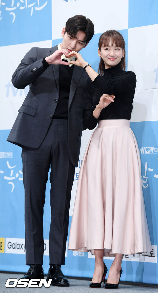 20일 오후 서울 강남구 논현동 임피리얼 팰리스 서울 셀리나홀에서 tvN 새 토일드라마 '날 녹여주오' 제작발표회가 열렸다.  배우 지창욱과 원진아가 포즈를 취하고 있다. /rumi@osen.co.kr