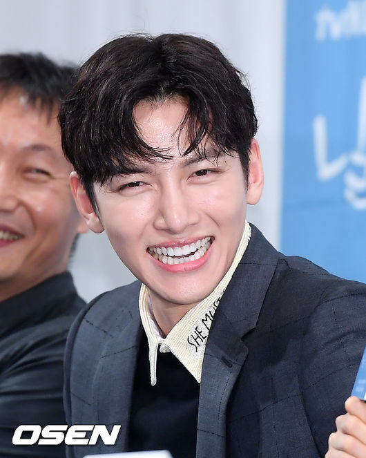 20일 오후 서울 강남구 논현동 임피리얼 팰리스 서울 셀리나홀에서 tvN 새 토일드라마 '날 녹여주오' 제작발표회가 열렸다.  배우 지창욱이 기자회견 중 미소짓고 있다. /rumi@osen.co.kr