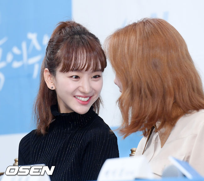 20일 오후 서울 강남구 논현동 임피리얼 팰리스 서울 셀리나홀에서 tvN 새 토일드라마 '날 녹여주오' 제작발표회가 열렸다.  배우 윤진아와 원진아가 기자회견 중 얘기를 나누고 있다. /rumi@osen.co.kr