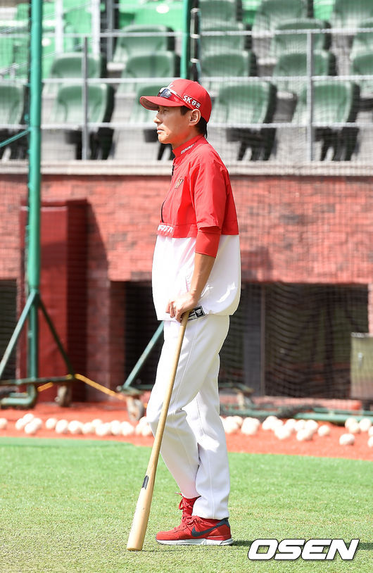 SK 염경엽 감독이 타격 훈련을 지켜보고 있다. /youngrae@osen.co.kr