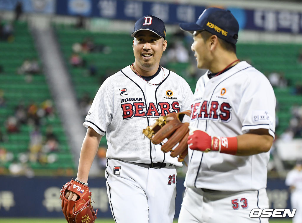 20일 오후 서울 잠실 야구장에서 '2019 신한은행 MY CAR KBO리그' 두산 베어스와 KIA 타이거즈의 경기가 열렸다.6회초 이닝을 마친 두산 유희관이 더그아웃으로 들어오고 있다. / youngrae@osen.co.kr