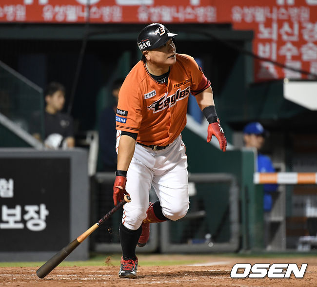 20일 오후 대전 한화생명이글스파크에서 ‘2019 신한은행 마이카 KBO리그’ 한화 이글스와 삼성 라이온즈의 경기가 열렸다.8회말 2사 만루에서 한화 김태균이 희생플라이를 날리고 있다. /sunday@osen.co.kr