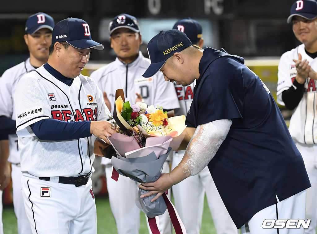 두산은 20일 서울 잠실구장에서 열린 KIA 타이거즈와의 홈경기에서 6-2로 승리하고 3연승을 내달렸다. KIA는 2연패 부진에 빠졌다.7년 연속 10승을 거둔 두산 유희관이 김태형 감독으로부터 꽃다발을 건네받고 있다. / youngrae@osen.co.kr