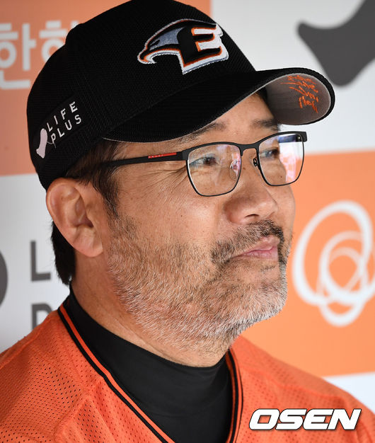 20일 오후 대전 한화생명이글스파크에서 ‘2019 신한은행 마이카 KBO리그’ 한화 이글스와 삼성 라이온즈의 경기가 열릴 예정이다.경기에 앞서 한화 한용덕 감독이 더그아웃에서 취재진과 인터뷰를 하고 있다. /sunday@osen.co.kr