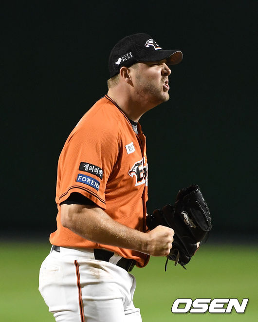 20일 오후 대전 한화생명이글스파크에서 ‘2019 신한은행 마이카 KBO리그’ 한화 이글스와 삼성 라이온즈의 경기가 열렸다.1회초 2사 만루에서 한화 서폴드가 삼성 이학주를 삼진으로 처리하고 환호하고 있다. /sunday@osen.co.kr