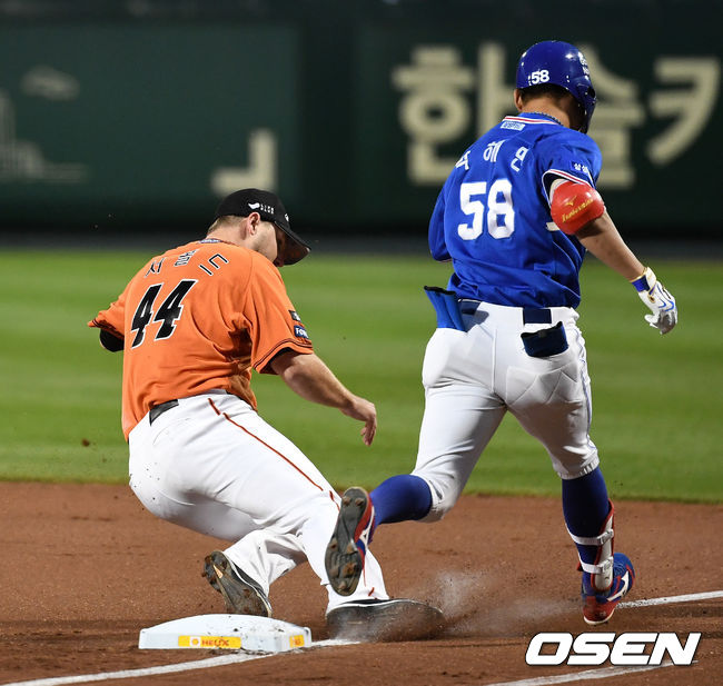 20일 오후 대전 한화생명이글스파크에서 ‘2019 신한은행 마이카 KBO리그’ 한화 이글스와 삼성 라이온즈의 경기가 열렸다.1회초 무사에서 한화 서폴드가 삼성 박해민을 땅볼로 처리하는 과정에서 넘어지고 있다. /sunday@osen.co.kr