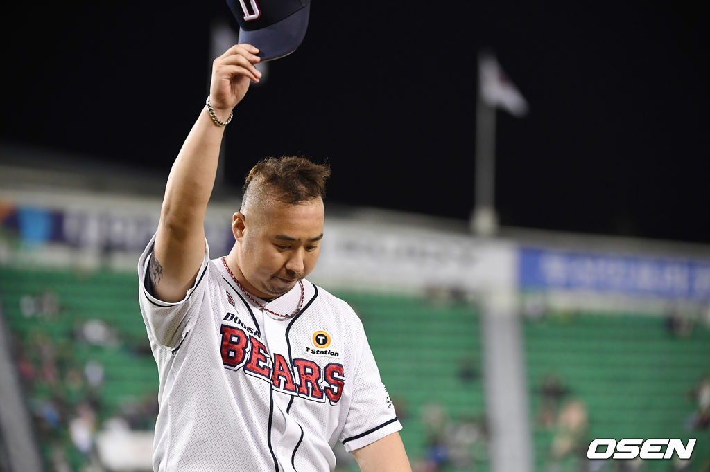 20일 오후 서울 잠실 야구장에서 '2019 신한은행 MY CAR KBO리그' 두산 베어스와 KIA 타이거즈의 경기가 열렸다.8회초 2사 두산 유희관이 마운드를 내려와 팬들에게 모자를 벗어 팬들의 환호에 답하고 있다. / youngrae@osen.co.kr