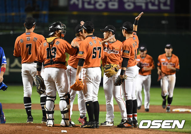 한화가 짜릿한 재역전 드라마를 연출하며 3연승을 질주했다. 한화는 20일 대전 한화생명이글스파크에서 열린 삼성과의 홈경기에서 5-3로 뒤집었다. 16일 대구 삼성전 이후 3연승.경기 종료 후 한화 선수들이 승리의 기쁨을 나누고 있다. /sunday@osen.co.kr